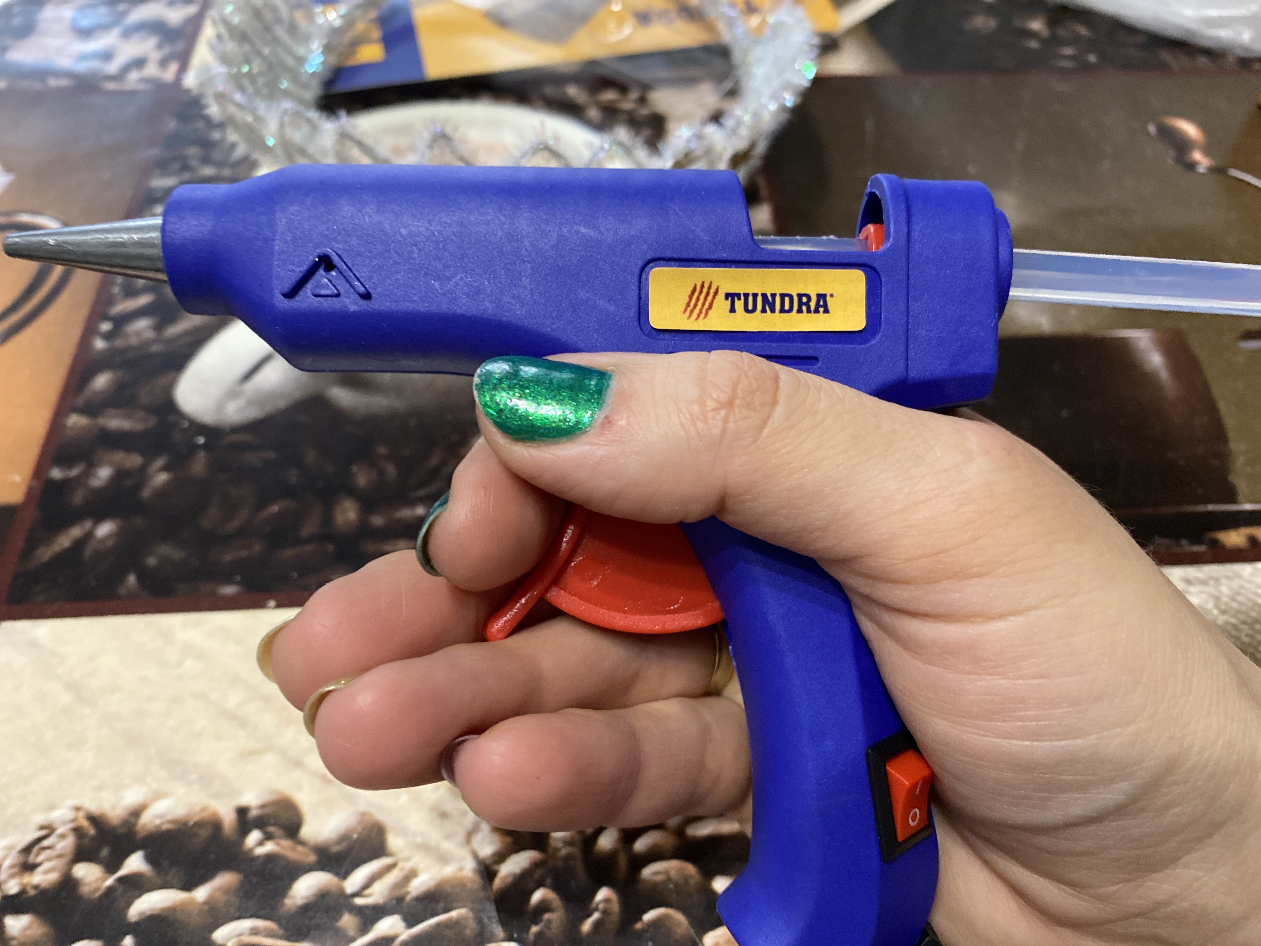 Фотография покупателя товара Клеевой пистолет ТУНДРА, 20 Вт, 220 В, шнур 1.2 м, выключатель, индикатор, антикапля, 7 мм - Фото 21