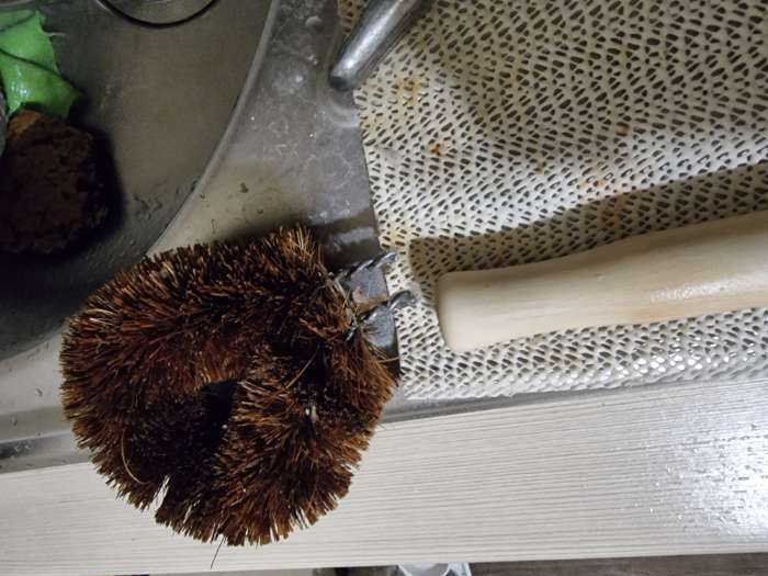 Фотография покупателя товара Щётка для чистки посуды Доляна, 8×4,5×23 см, щетина кокос, деревянная ручка - Фото 11