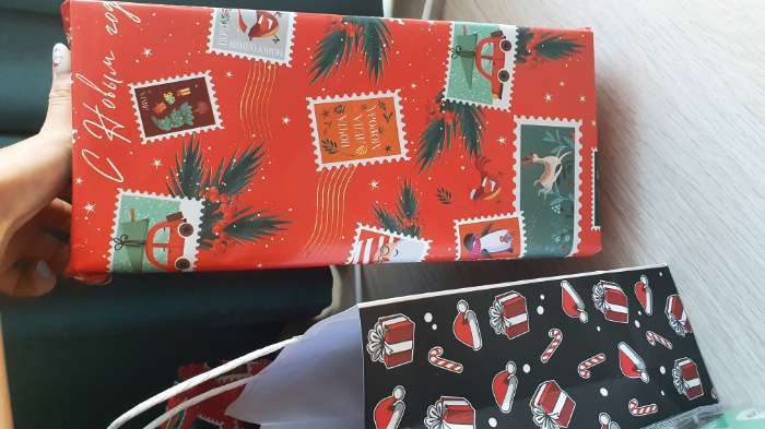 Фотография покупателя товара Бумага упаковочная глянцевая «Новогодние марки», 70 х 100 см - Фото 2
