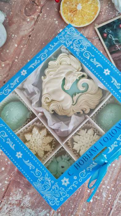 Фотография покупателя товара Коробка под 9 конфет с ячейками «С Новым годом!» 14.5×13.5×3.5 см - Фото 1