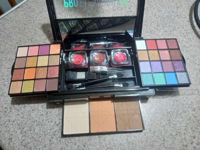 Фотография покупателя товара Набор профессиональной косметики Miss Young №18 - Фото 1