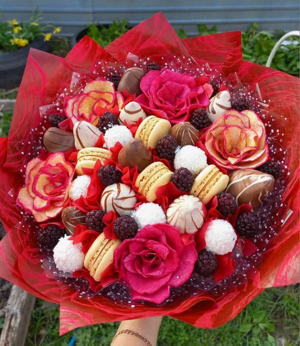 Фотография покупателя товара Пленка цветная флористическая «Мелкие сердца», красный, 70 см - Фото 3