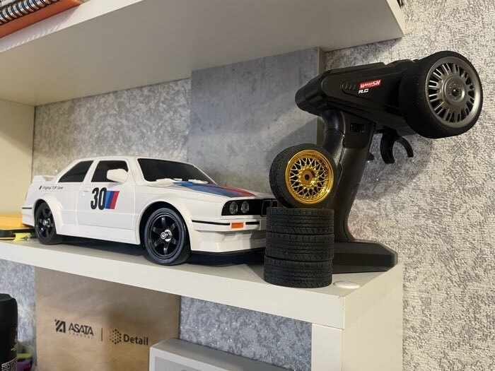 Фотография покупателя товара УЦЕНКА Машинка на пульте управления «Легенда Дрифта», радиоуправление, полный привод, 40 км/ч, 2 комплекта колёс, 1:16, белая - Фото 2