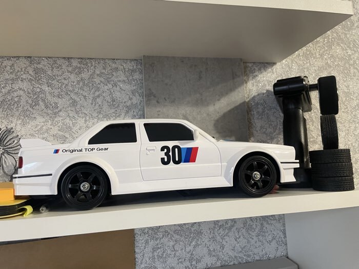 Фотография покупателя товара УЦЕНКА Машинка на пульте управления «Легенда Дрифта», радиоуправление, полный привод, 40 км/ч, 2 комплекта колёс, 1:16, белая - Фото 3