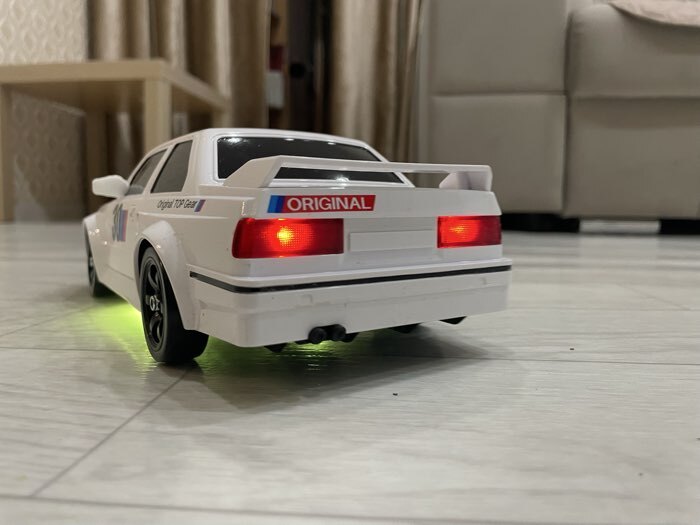 Фотография покупателя товара УЦЕНКА Машинка на пульте управления «Легенда Дрифта», радиоуправление, полный привод, 40 км/ч, 2 комплекта колёс, 1:16, белая - Фото 4