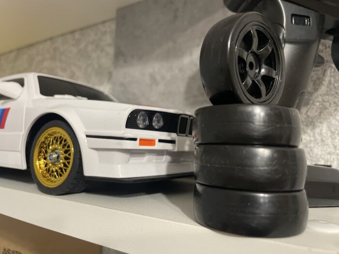 Фотография покупателя товара УЦЕНКА Машинка на пульте управления «Легенда Дрифта», радиоуправление, полный привод, 40 км/ч, 2 комплекта колёс, 1:16, белая - Фото 5