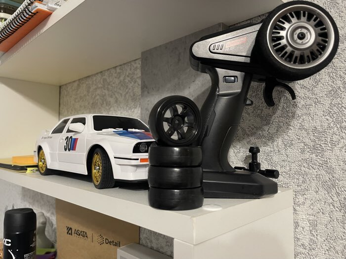 Фотография покупателя товара УЦЕНКА Машинка на пульте управления «Легенда Дрифта», радиоуправление, полный привод, 40 км/ч, 2 комплекта колёс, 1:16, белая - Фото 6