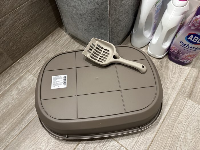 Фотография покупателя товара Лоток для кошек «Фур-Мур», 48×35.5 см, с бортом и совком, покрытие софт-тач, цвет капучино - Фото 2