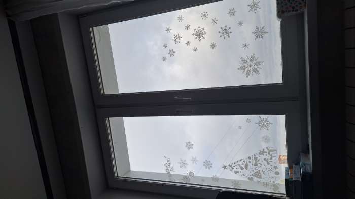 Фотография покупателя товара Наклейки на окна многоразовые «Новогодние снежинки», 33×50 см - Фото 4