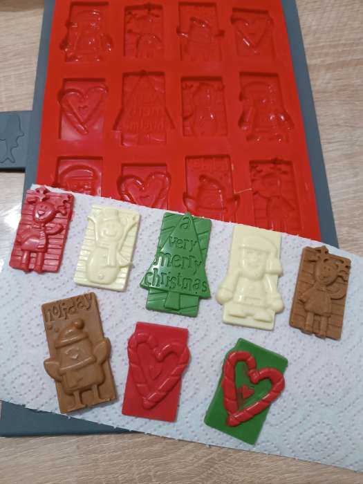 Фотография покупателя товара Форма для конфет и шоколада Доляна «Новогодние радости», силикон, 30×17 см, 16 ячеек, красная - Фото 2