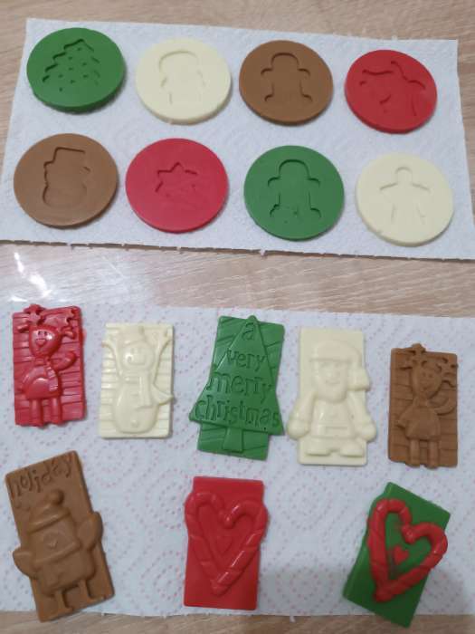 Фотография покупателя товара Форма для конфет и шоколада Доляна «Новогодние радости», силикон, 30×17 см, 16 ячеек, красная - Фото 1