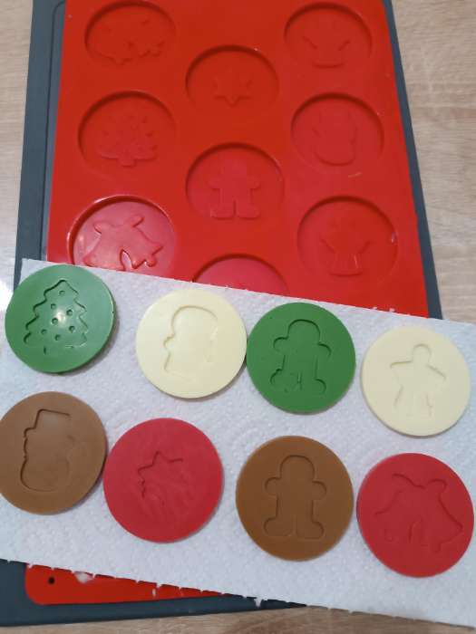 Фотография покупателя товара Форма для конфет и шоколада новогодняя Доляна «Новогодние кружочки», силикон, 29.8×17.5 см, 14 ячеек (d=5 см), красная - Фото 2