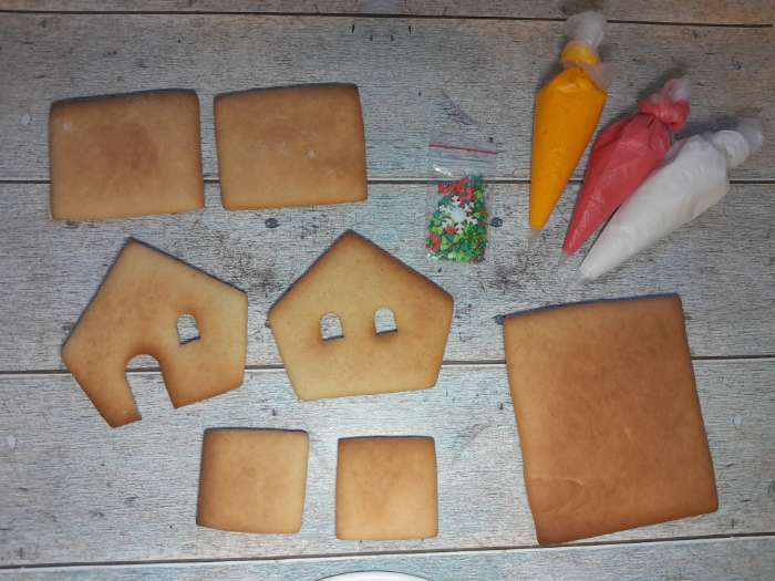 Фотография покупателя товара Формы для печенья новогодние Доляна «Пряничный домик», набор 8 предметов, пластик, белые - Фото 13