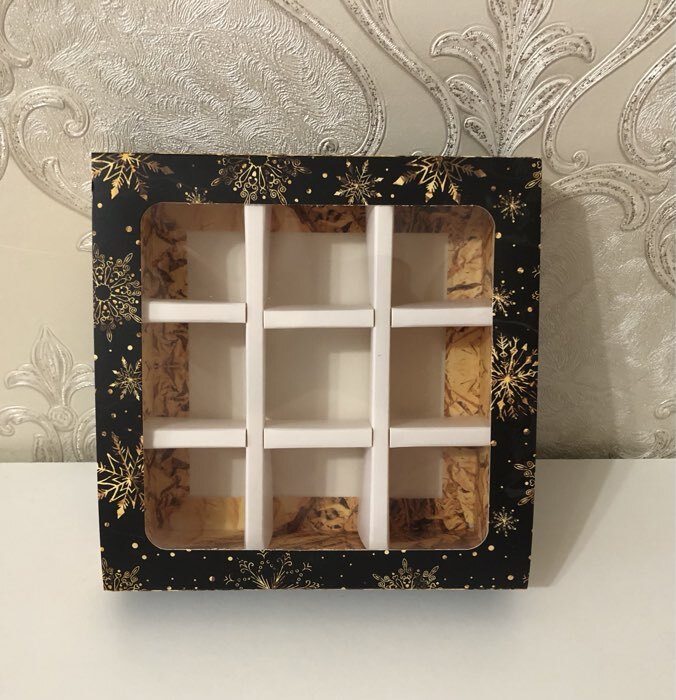 Фотография покупателя товара Коробка под 9 конфет с ячейками «Новогодняя» 14.5×14.5×3.5 см - Фото 2
