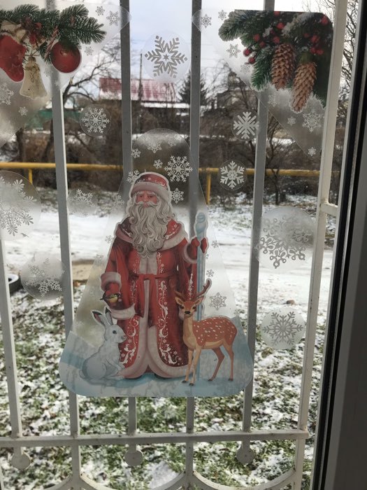 Фотография покупателя товара Набор наклеек новогодних "Дед мороз и снежинки" вырубная, 40 х 30 см - Фото 4