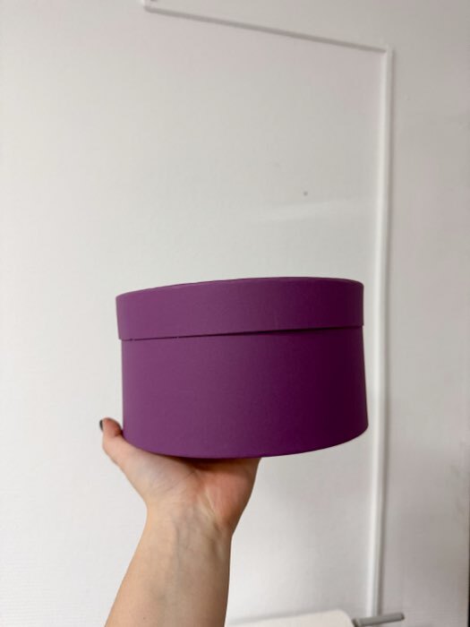 Фотография покупателя товара Подарочная коробка круглая Frilly сливовая, завальцованная с окном, 21×11 см - Фото 2