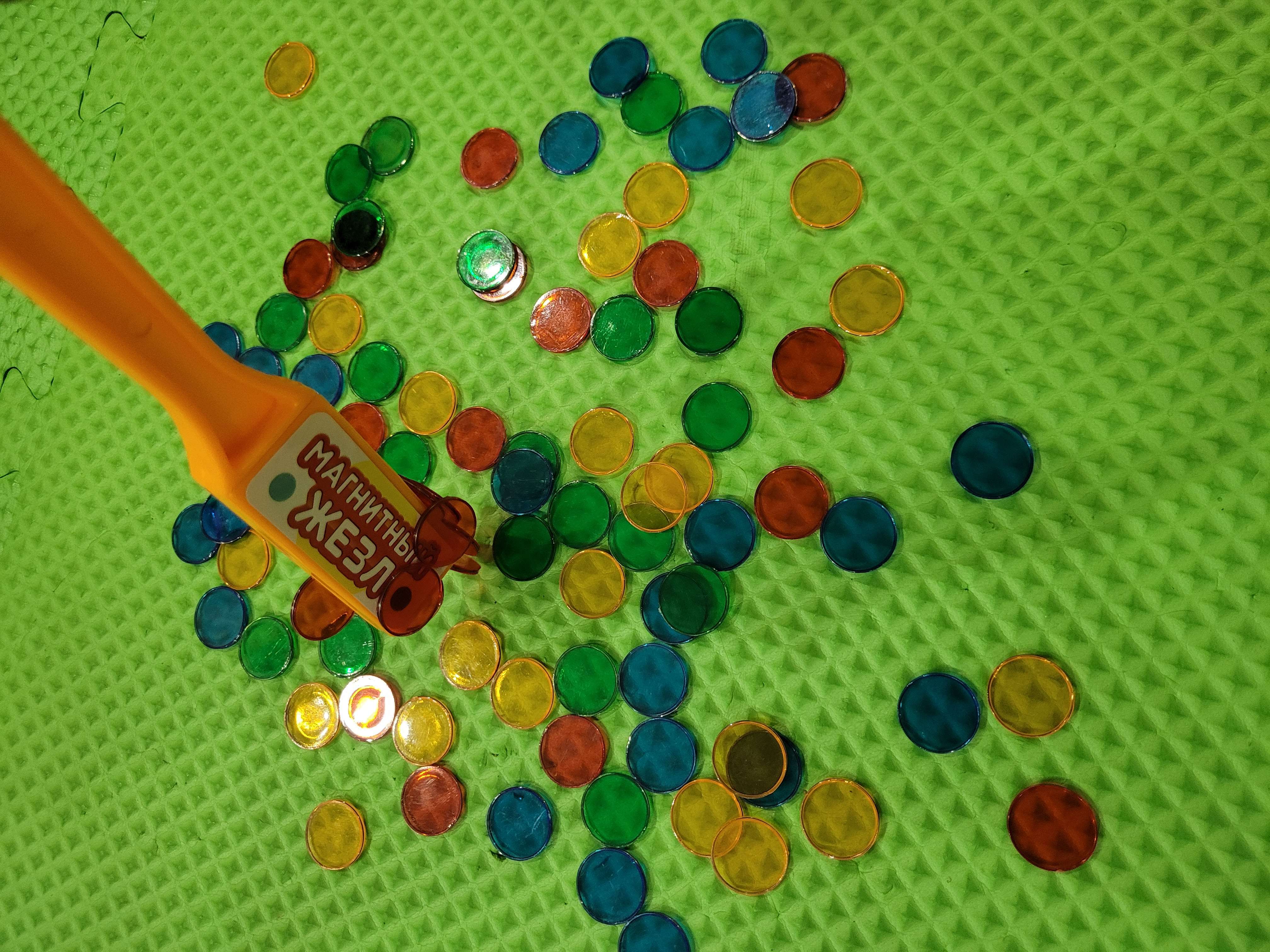 Фотография покупателя товара Магнитная игра «Магнитный жезл», 100 магнитных фишек, цвета МИКС, по методике Монтессори - Фото 3