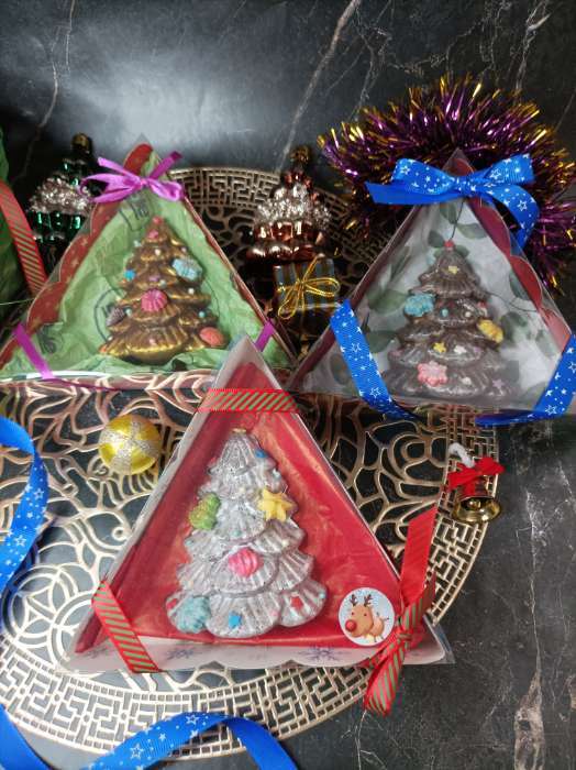 Фотография покупателя товара Коробка для кондитерских изделий новогодняя с пластиковой крышкой Friends, 18×18×4 см - Фото 1