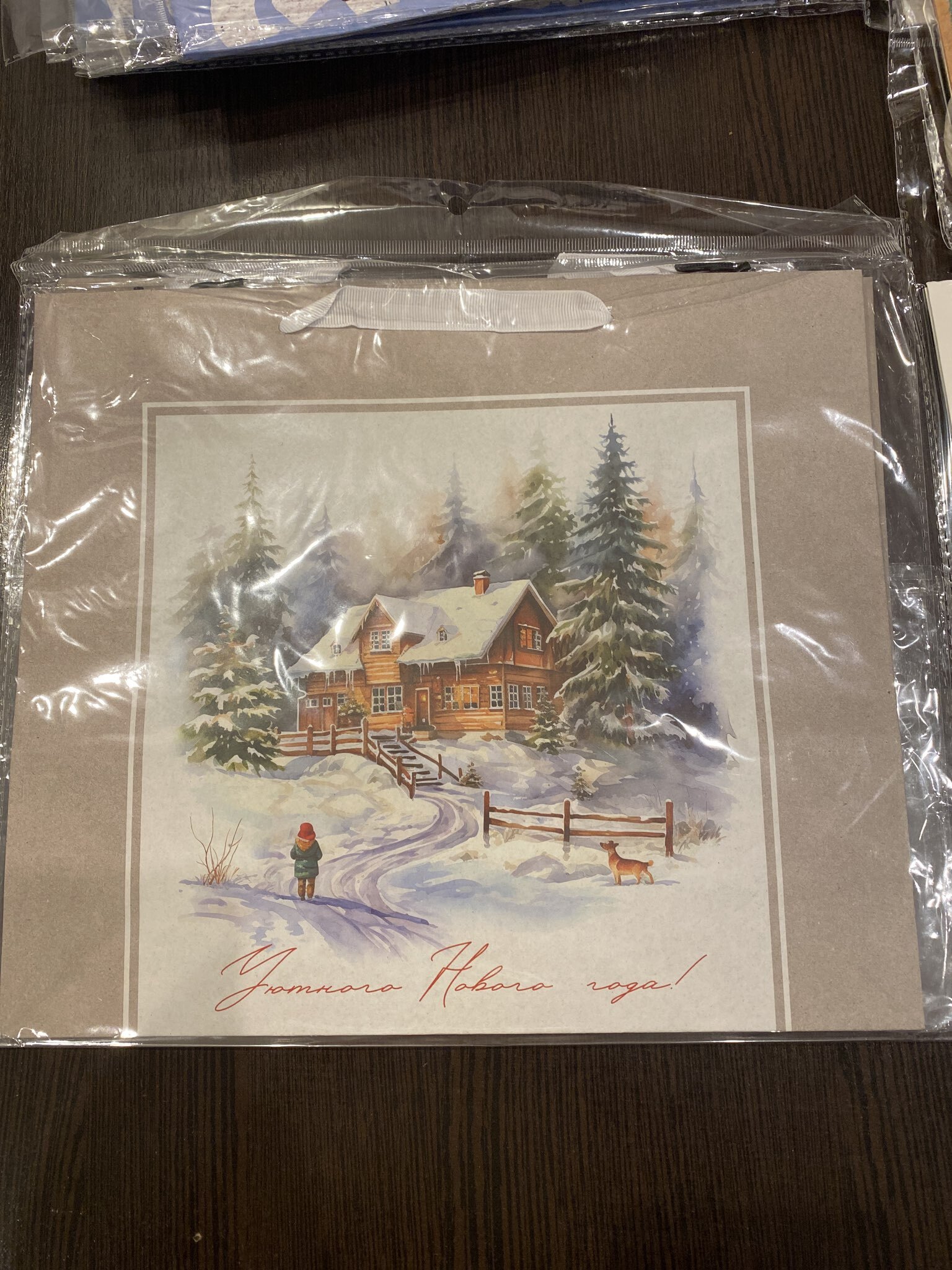 Фотография покупателя товара Пакет подарочный новогодний крафтовый «Счастье», M 26×30×9 см - Фото 3