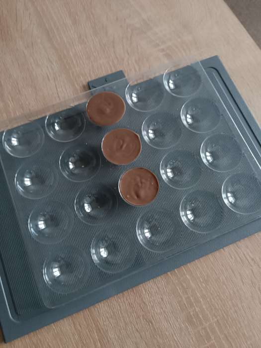 Фотография покупателя товара Форма для шоколада и конфет «Полусфера», 23.6×18.8 см, 20 ячеек 4×4×1.8 см, прозрачная - Фото 1