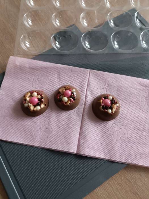 Фотография покупателя товара Форма для шоколада и конфет «Полусфера», 23.6×18.8 см, 20 ячеек 4×4×1.8 см, прозрачная - Фото 3