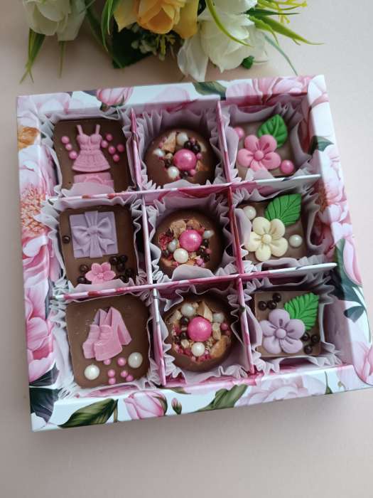 Фотография покупателя товара Коробка для конфет, кондитерская упаковка, 9 ячеек, «Любовь», 14.7×14.7×3.5 см - Фото 2