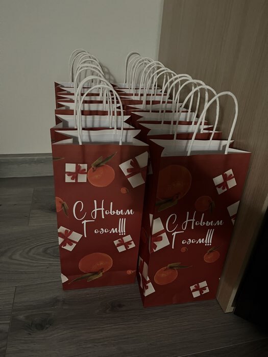 Фотография покупателя товара Пакет подарочный новогодний под бутылку, упаковка «С Новым годом!», 25×12×33 см - Фото 2