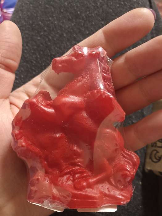 Фотография покупателя товара Свеча декоративная «Лошадка-Пегас» 3.5×6.5×8 см, красный - Фото 2