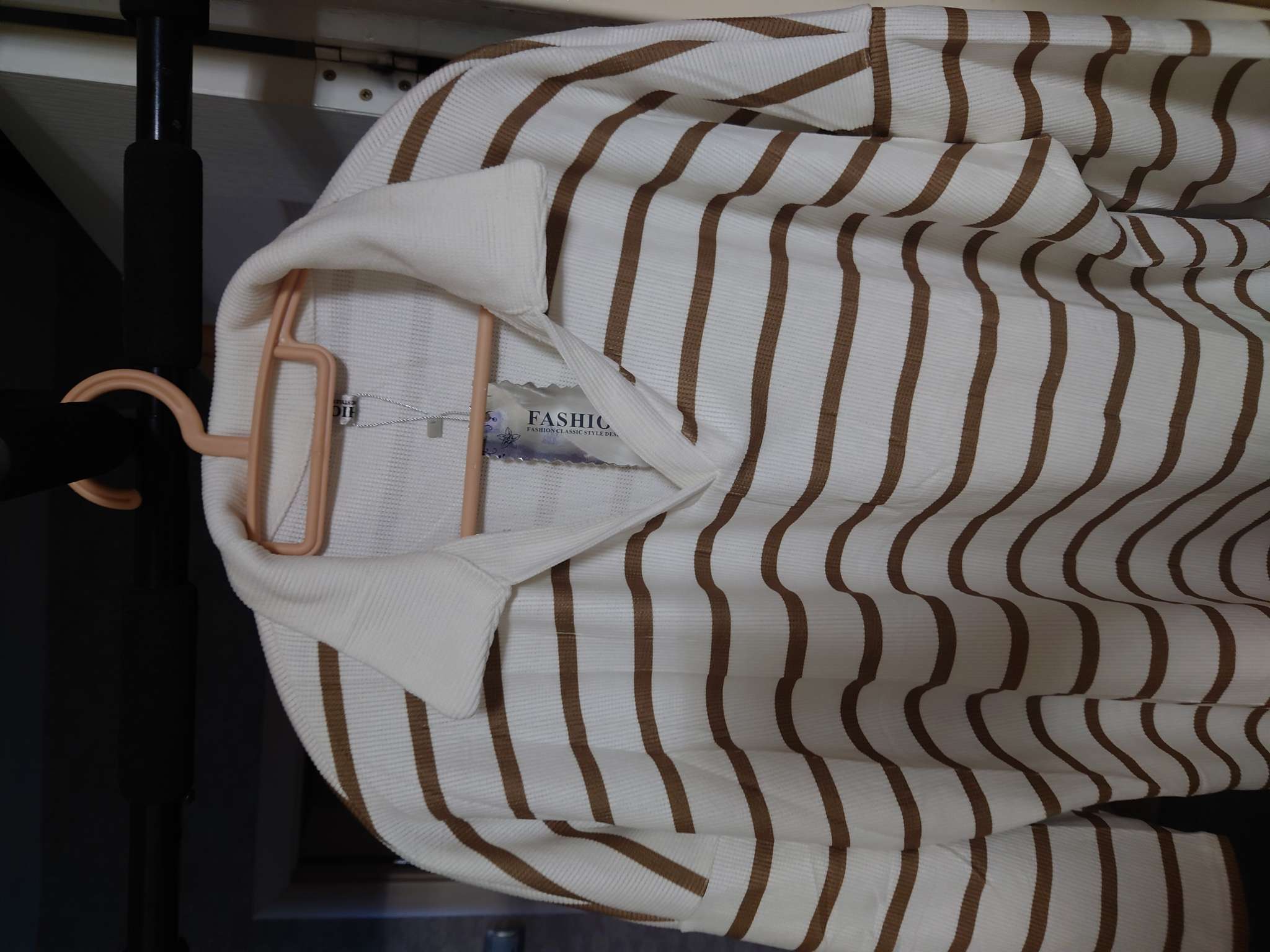 Фотография покупателя товара Плечики - вешалки для одежды Доляна, 42×20 см, 5 шт., широкие плечики, держатель для бретелек, бежевые - Фото 3