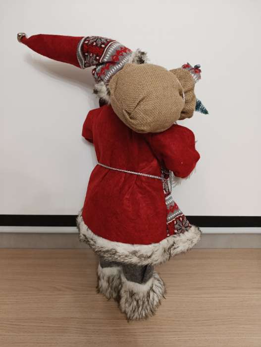 Фотография покупателя товара Дед Мороз под ёлку «Зимнее волшебство. Новогодняя игрушка в красной шубке с подарками», 60 см - Фото 4