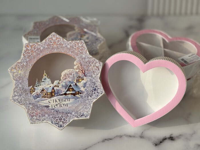 Фотография покупателя товара Коробка новогодняя подарочная «Снежинка», 20.5×21.5×5 см - Фото 1