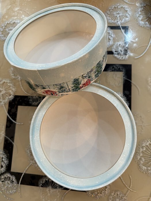 Фотография покупателя товара Коробка новогодняя для макарун тубус с окном «Сказочных моментов», 16×16×5 см - Фото 1