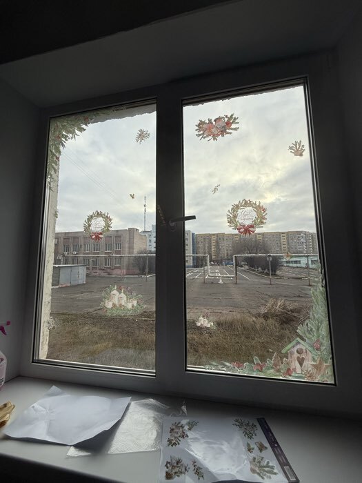 Фотография покупателя товара Наклейки на окна многоразовые «Новогодний венок», 50×70 см - Фото 27