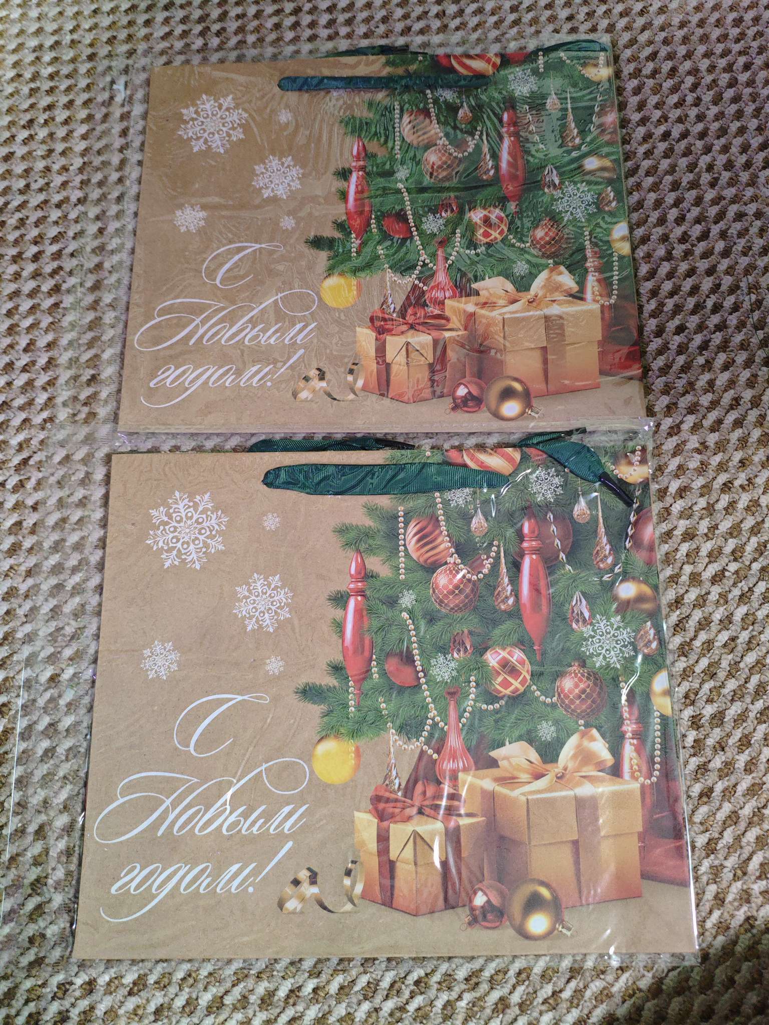 Фотография покупателя товара Пакет подарочный новогодний крафтовый «Мечты сбываются», ML 23×27×11.5 см - Фото 8