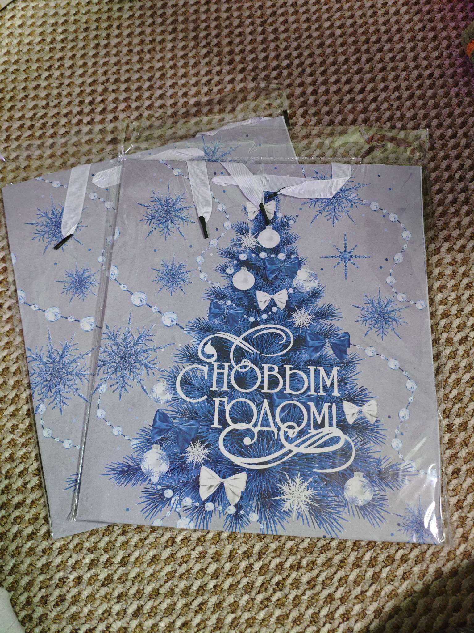 Фотография покупателя товара Пакет подарочный новогодний крафтовый «Счастье», M 26×30×9 см - Фото 1