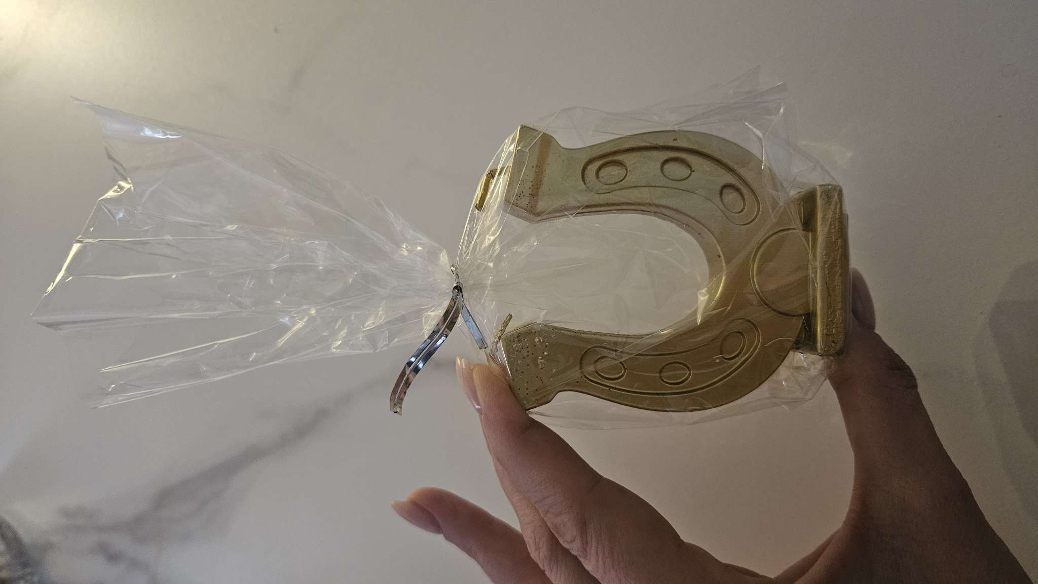 Фотография покупателя товара Декоративная свеча новогодняя «Подкова коня», золотой, 7×2.5×8.5 см - Фото 1