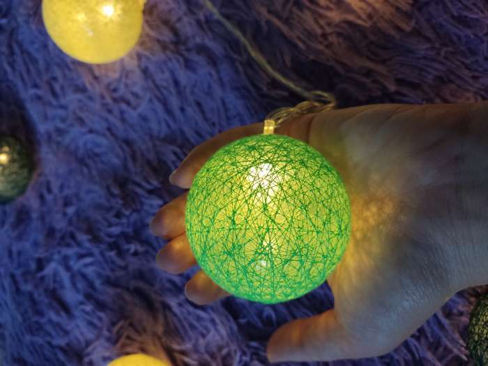 Фотография покупателя товара Гирлянда «Нить» 5 м с насадками «Клубки бело-зелёные», IP20, прозрачная нить, 20 LED, свечение тёплое белое, 220 В - Фото 2