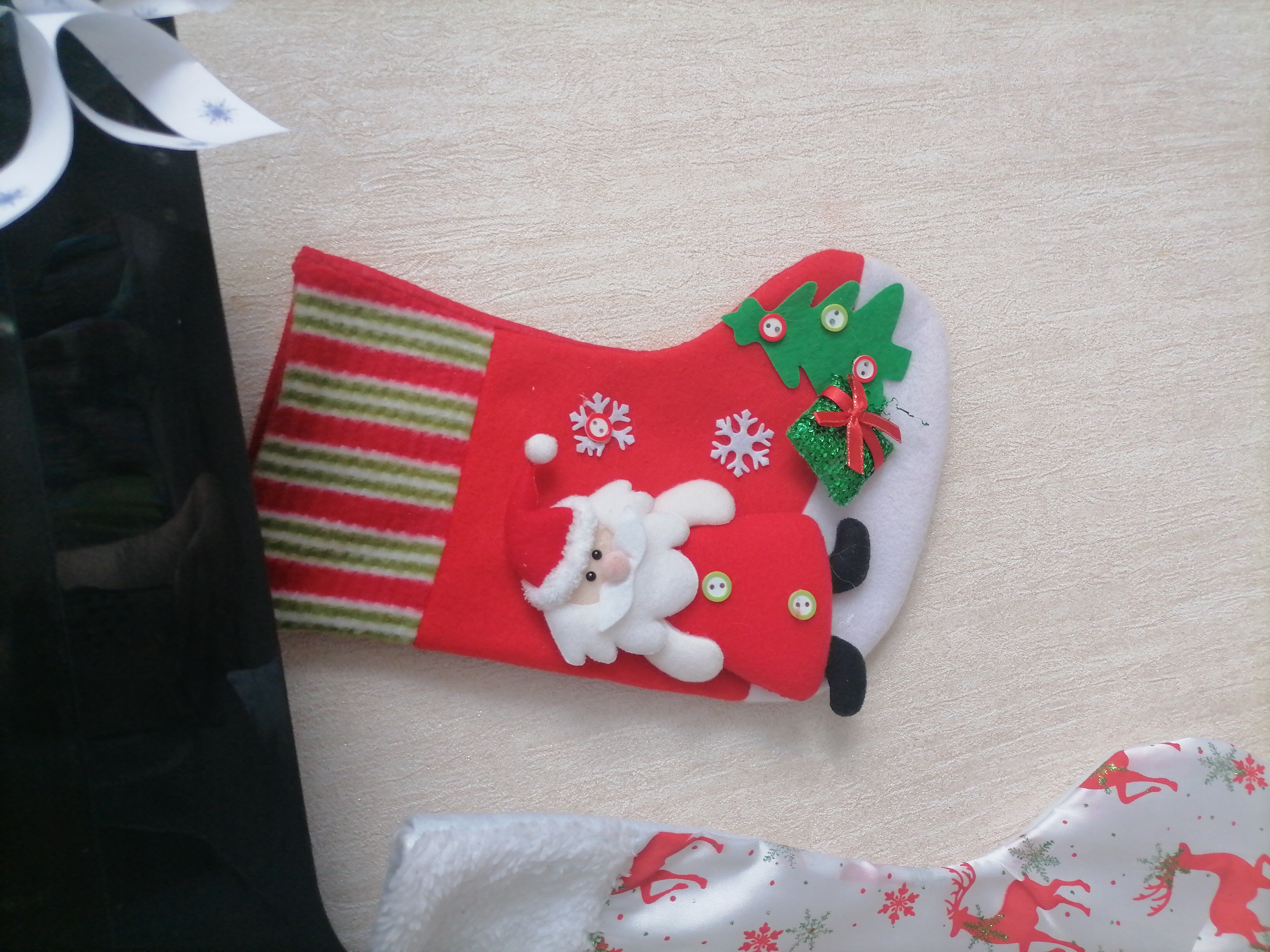 Фотография покупателя товара Носок для подарков "Дед Мороз у ёлочки" 26х18 см, красный