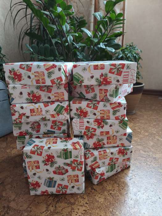 Фотография покупателя товара Упаковочная бумага на Новый год глянцевая двухсторонняя «Зимняя деревушка», 50×70 см - Фото 2