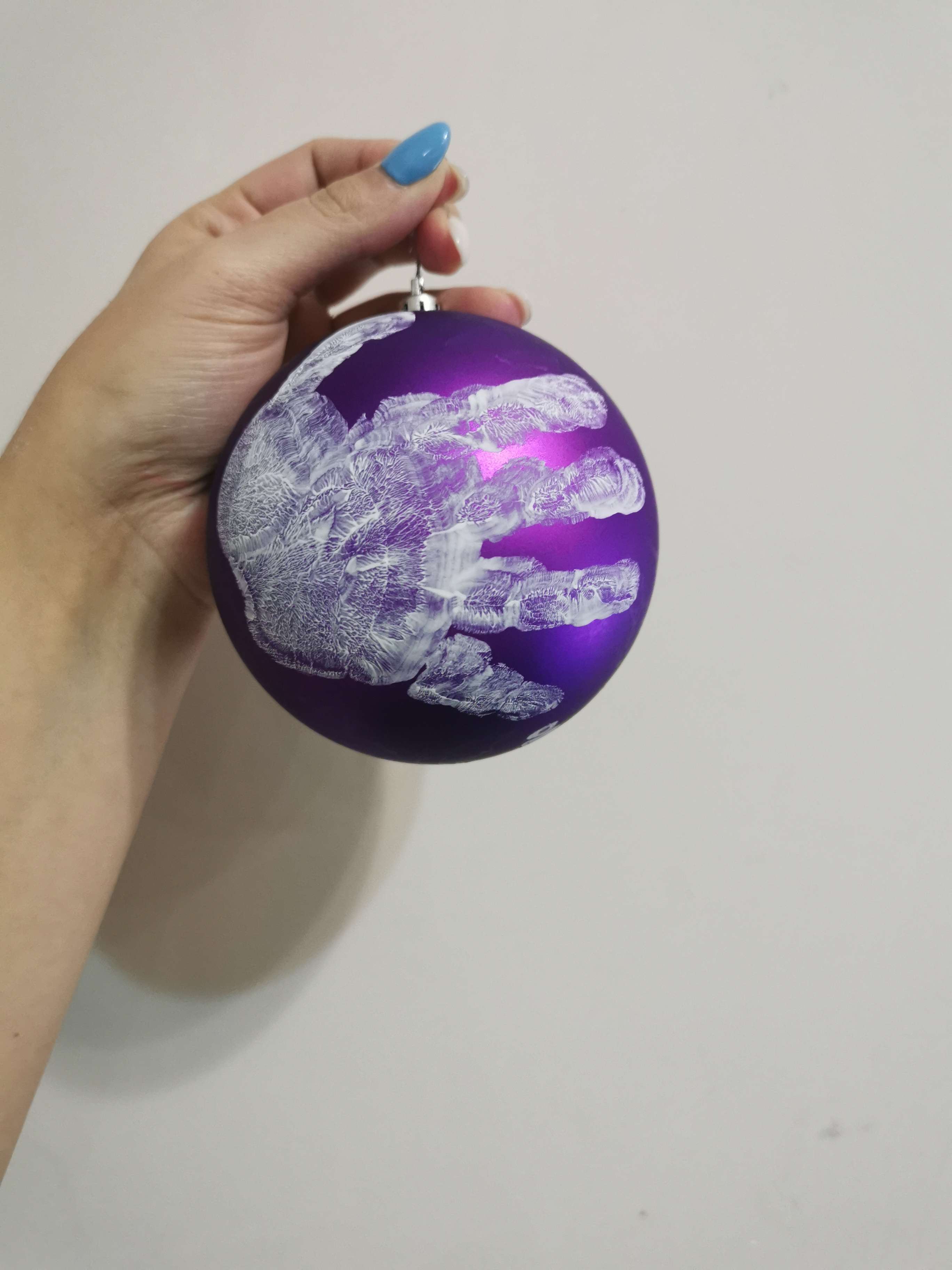 Фотография покупателя товара Новогодний ёлочный шар, фиолетовый "Отпечаток детской ручки", Минни Маус