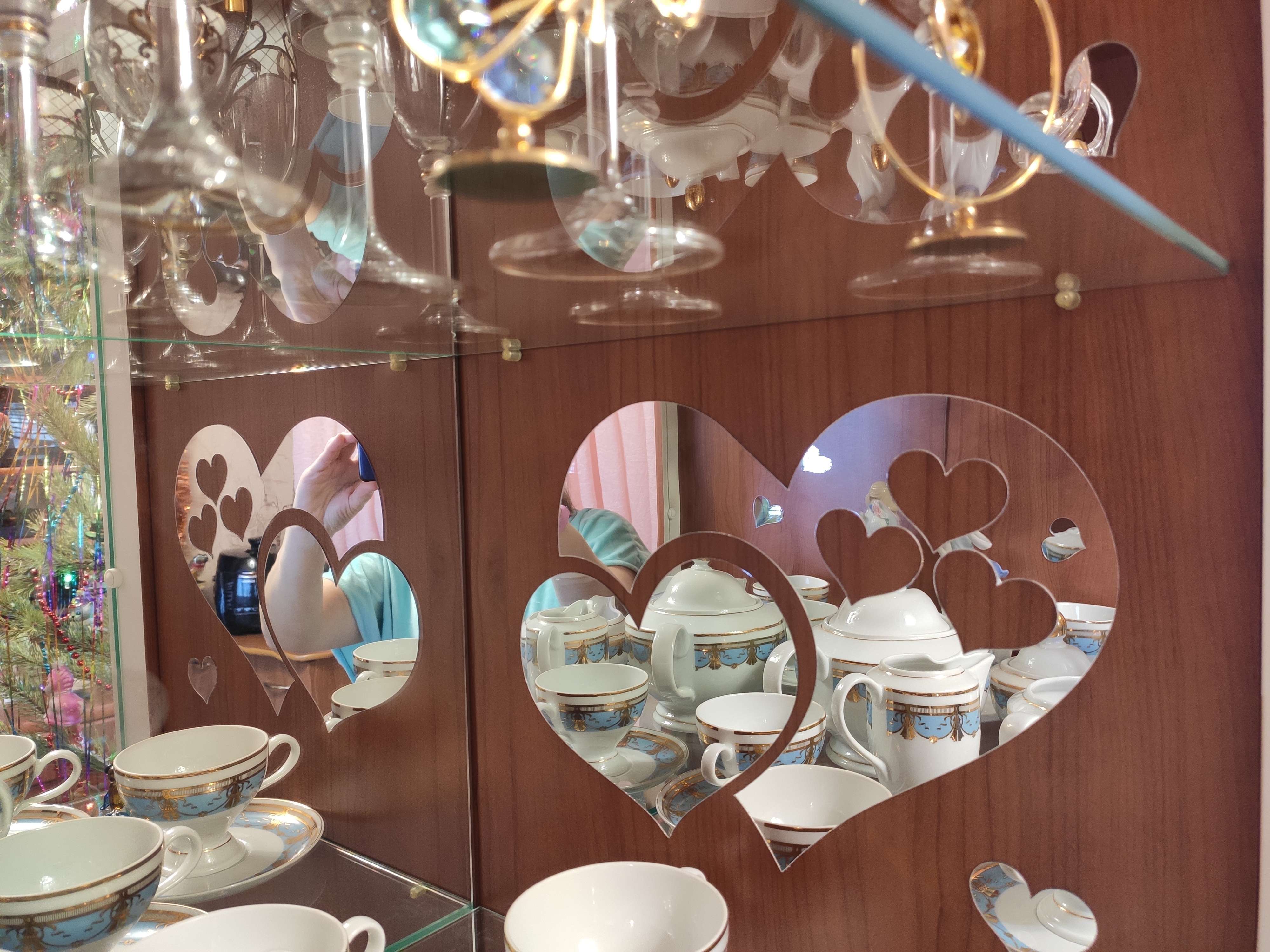 Фотография покупателя товара Наклейки интерьерные "Сердца", зеркальные, декор на стену, панно 22 х 28.5 см, 5 эл
