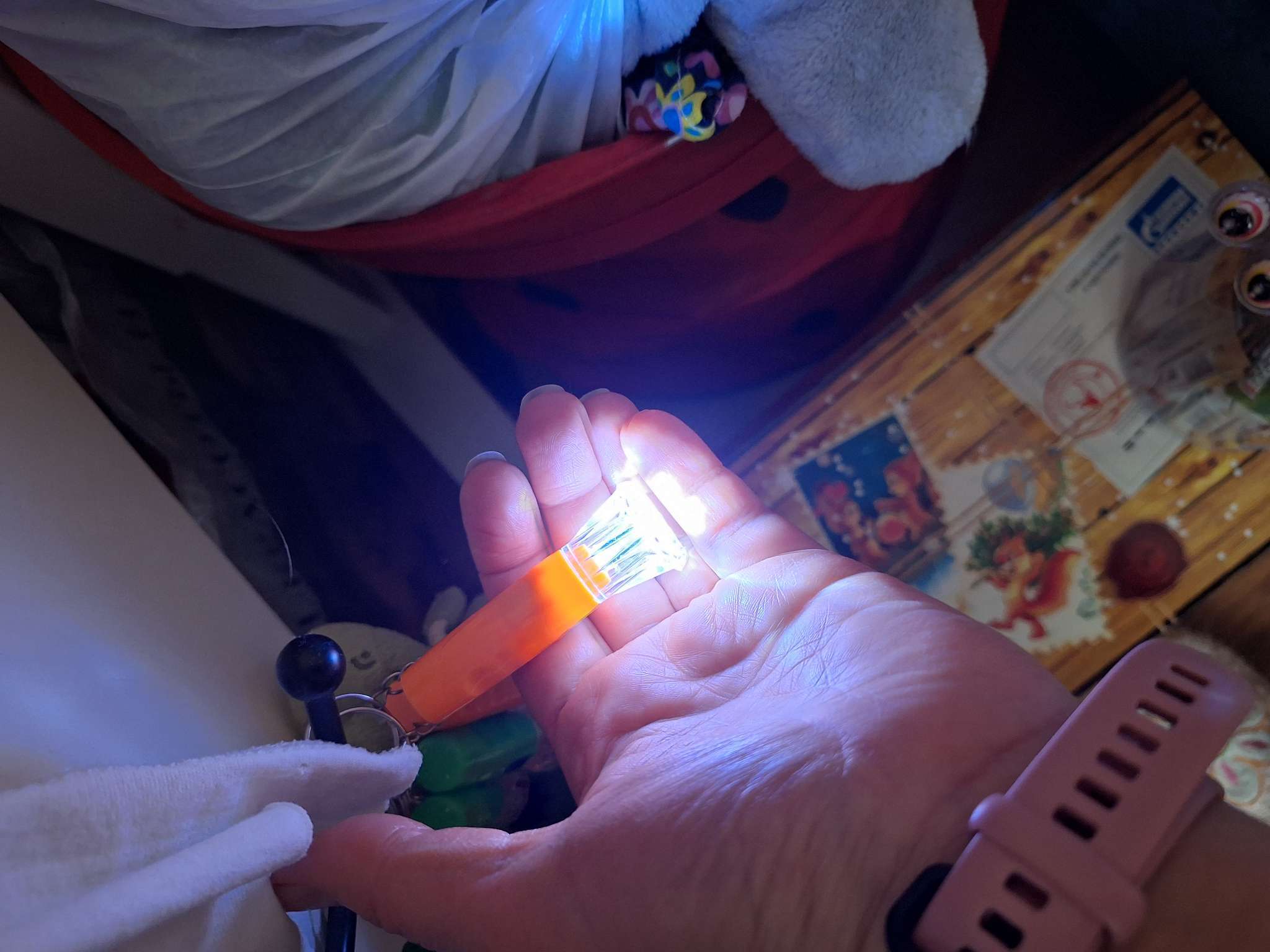 Фотография покупателя товара Фонарик брелок для ключей на кольце «Вспышка», с колечком и держателем, 6.8×2.3×2.3 см, МИКС - Фото 1