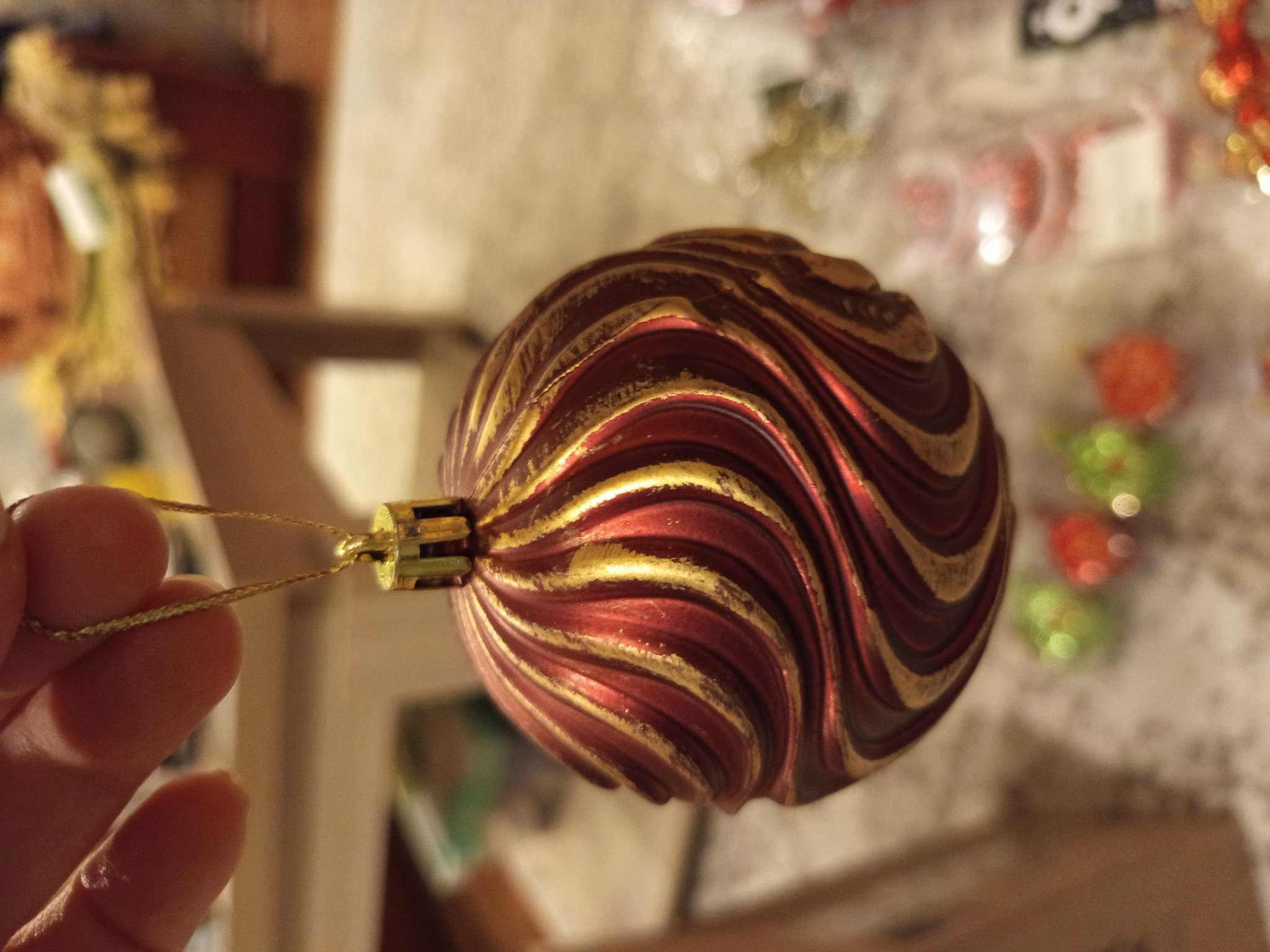 Фотография покупателя товара Ёлочные игрушки «Ширин», шары новогодние, d=8 см, набор 2 шт., волна, зелёно-золотой - Фото 16