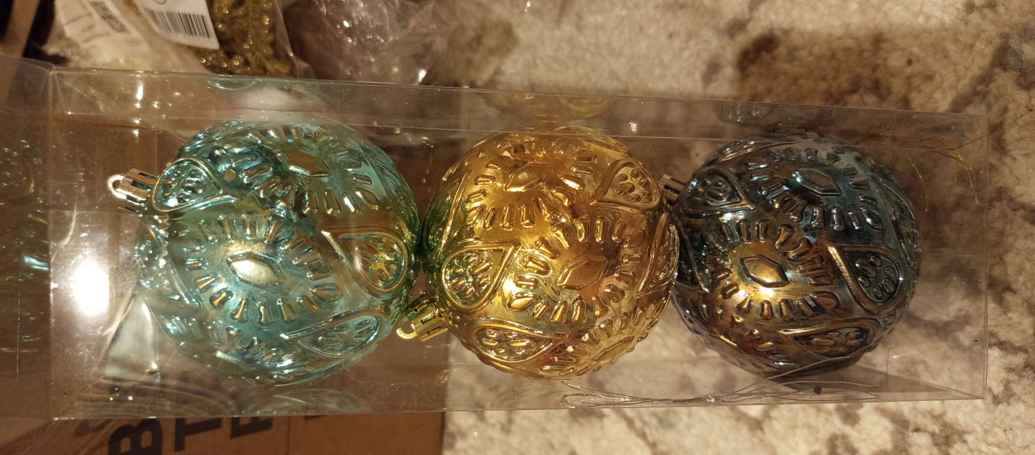 Фотография покупателя товара Ёлочные игрушки «Мадлен» веточки, шары новогодние, набор d=8 см, 3 шт., МИКС - Фото 2