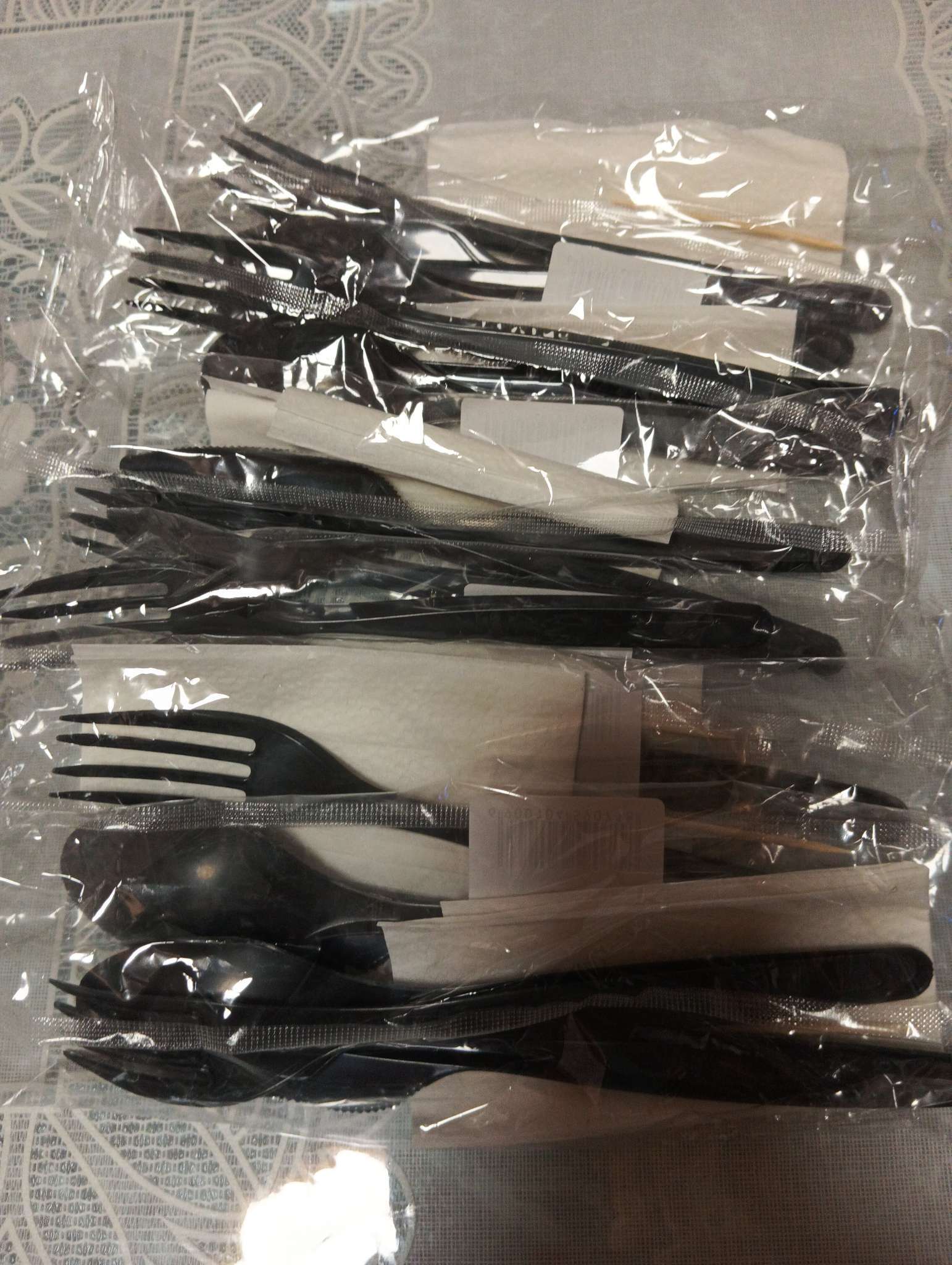 Фотография покупателя товара Набор пластиковых одноразовых столовых приборов «Элит», 5 предметов: вилка, ложка, нож, зубочистка, салфетка, 18 см, чёрный - Фото 2