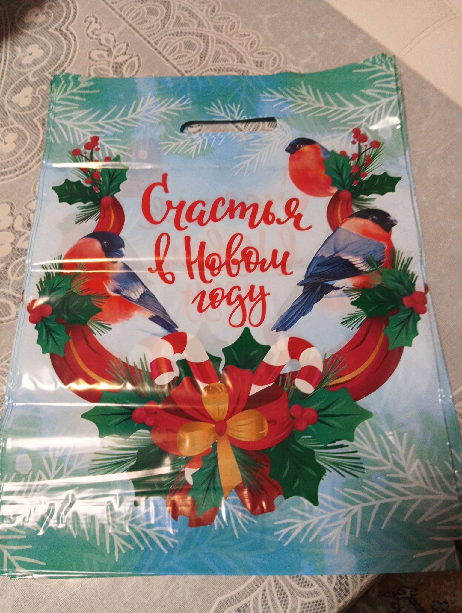 Фотография покупателя товара Пакет новогодний подарочный «Веселье», полиэтиленовый с вырубной ручкой, 40×30 см - Фото 4