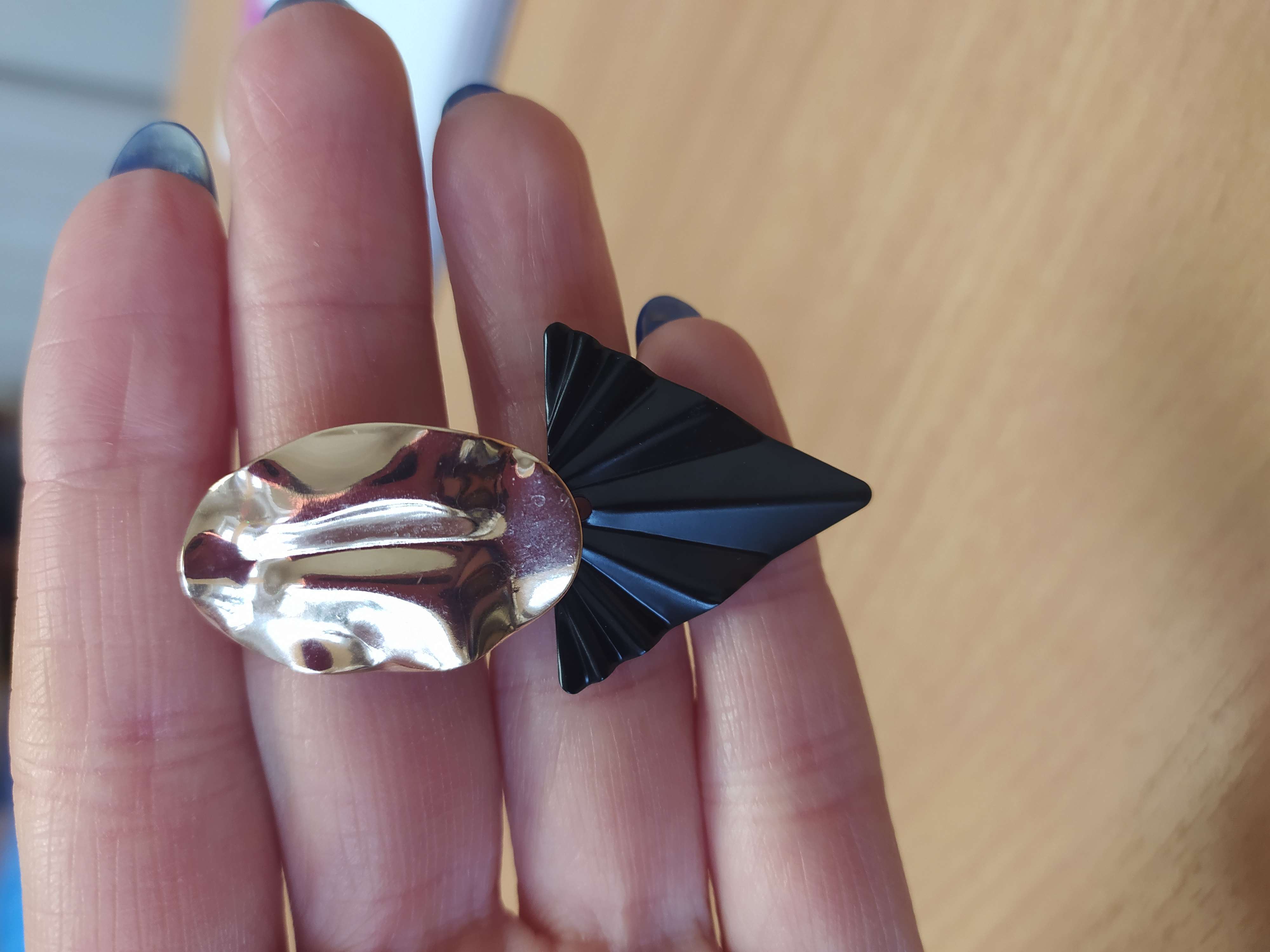 Фотография покупателя товара Серьги металл «Тренд» овал и треугольник, цвет чёрный в глянцевом серебре - Фото 1