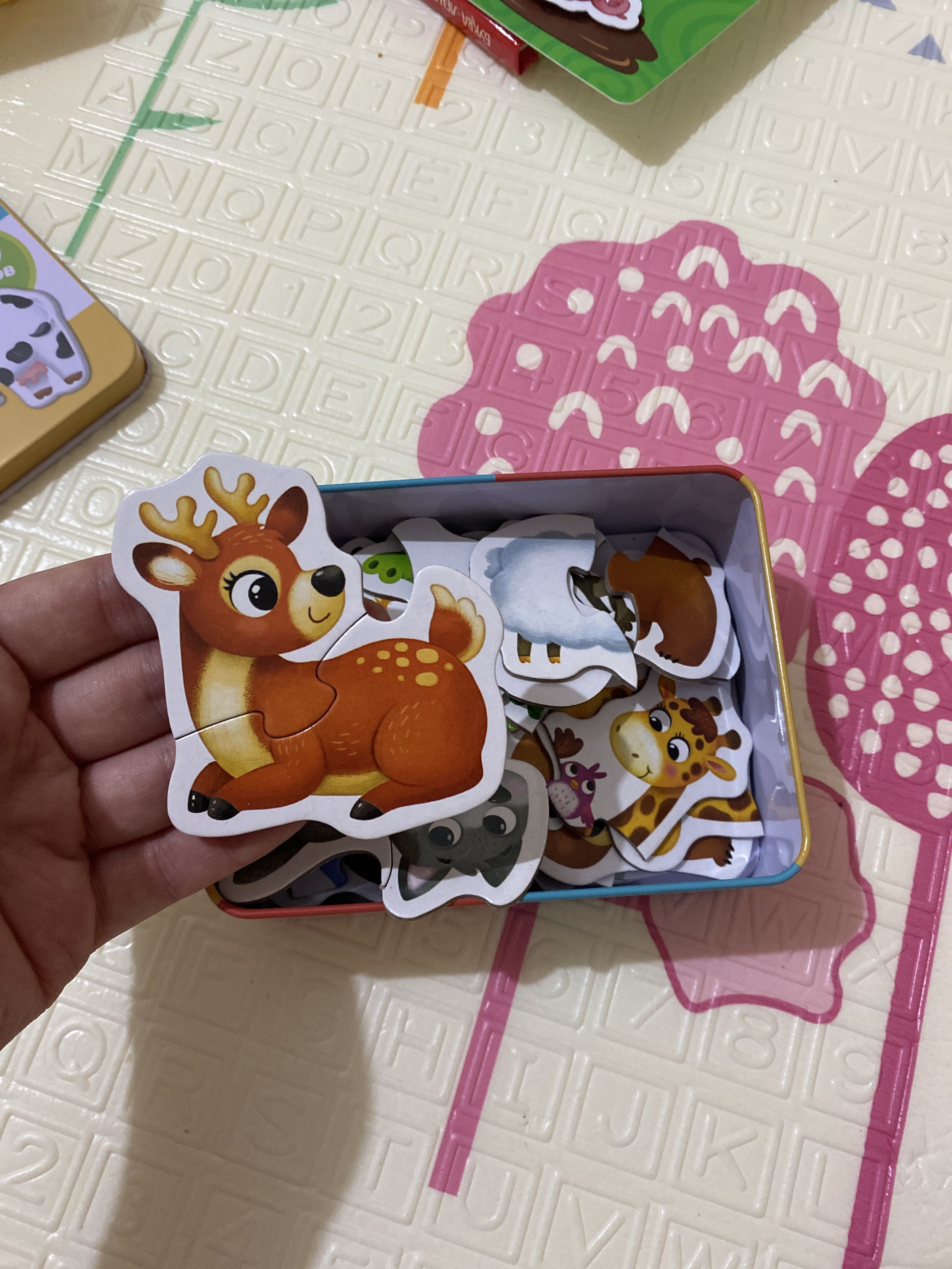 Фотография покупателя товара УЦЕНКА Макси-пазлы в металлической коробке «Весёлые зверята», 40 деталей - Фото 2