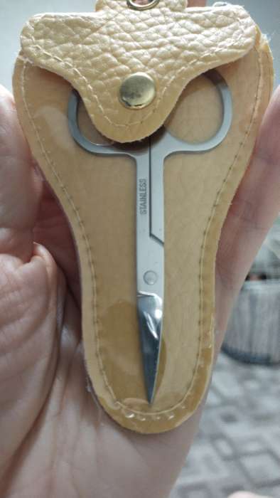 Фотография покупателя товара Ножницы маникюрные, загнутые, широкие, в чехле, 9 см, цвет серебристый - Фото 7