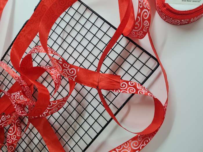 Фотография покупателя товара Лента атласная «Узор», 25 мм, 23±1 м, белая, красная №026 - Фото 10